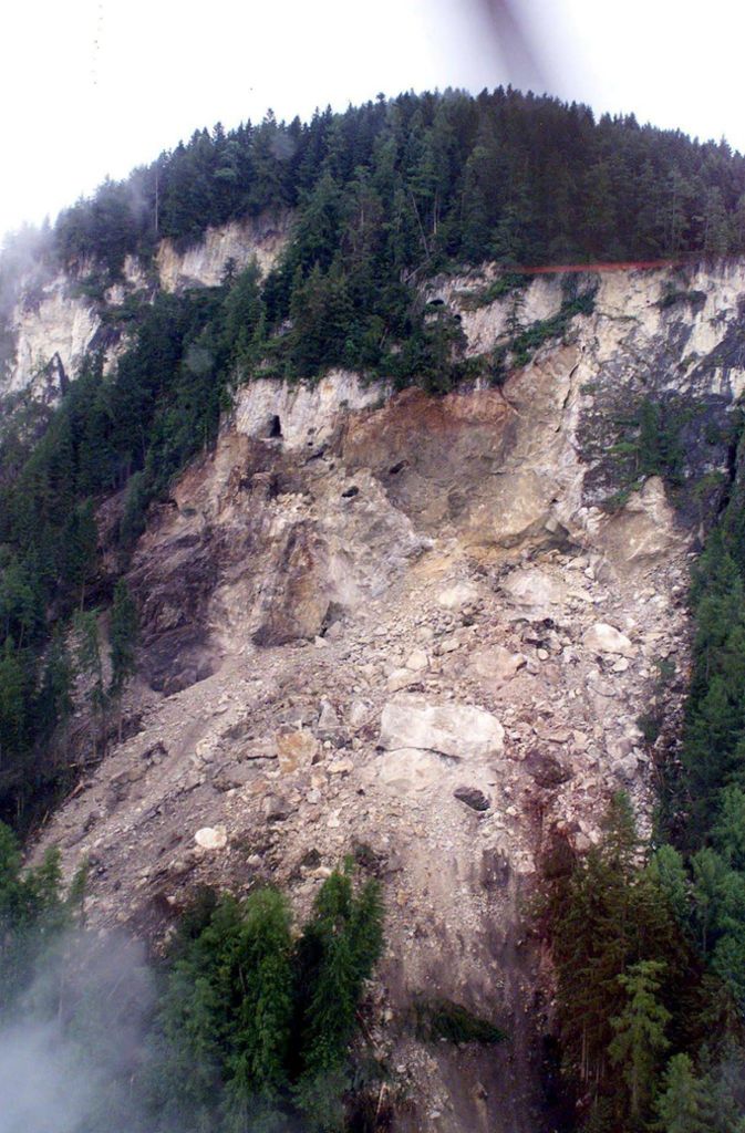 10. Juli 1999 – Schwaz in Tirol: Im Bergbaugebiet des Eiblschrofen stürzten 150 000 Kubikmeter Gestein in den darunter liegenden Bergwald und bedrohten einen Ortsteil. 250 Einwohner mussten evakuiert werden.