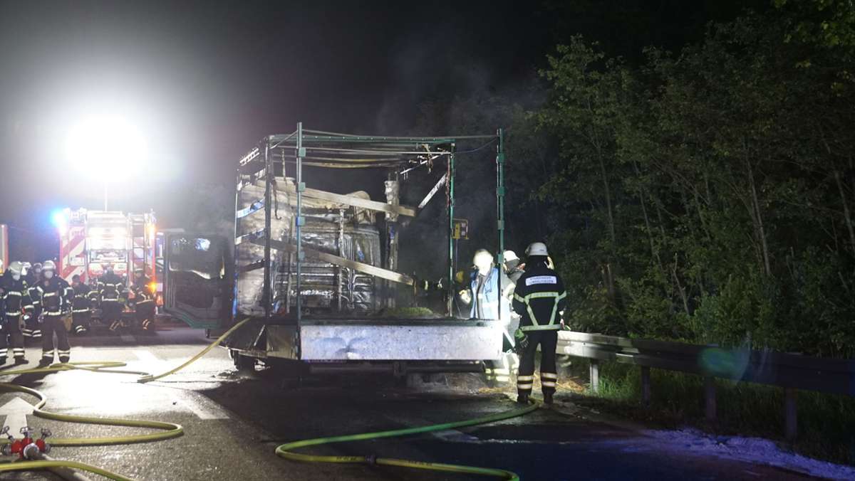 Zwischen Sindelfingen und Stuttgart: Lkw steht auf A81 in Flammen – zwei Spuren gesperrt