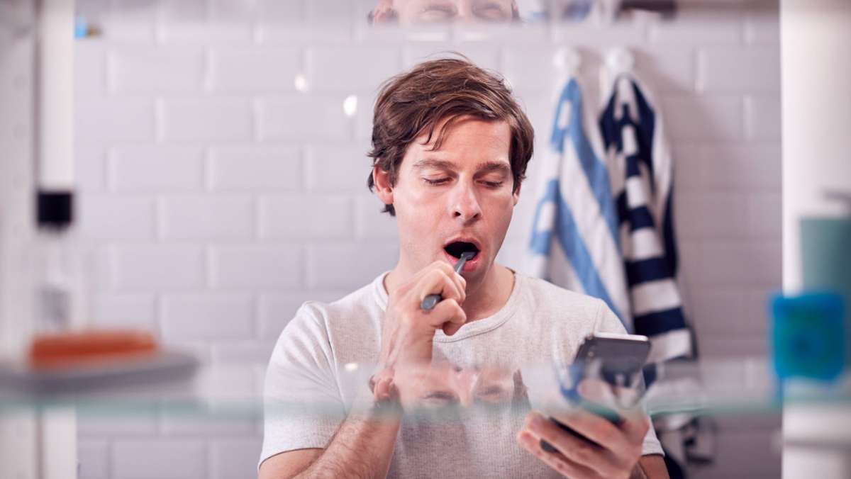  Zahnbürsten messen den Druck, das Smartphone zeigt den Putzfortschritt – aber sorgen elektronische Helfer tatsächlich für eine bessere Mundhygiene? 