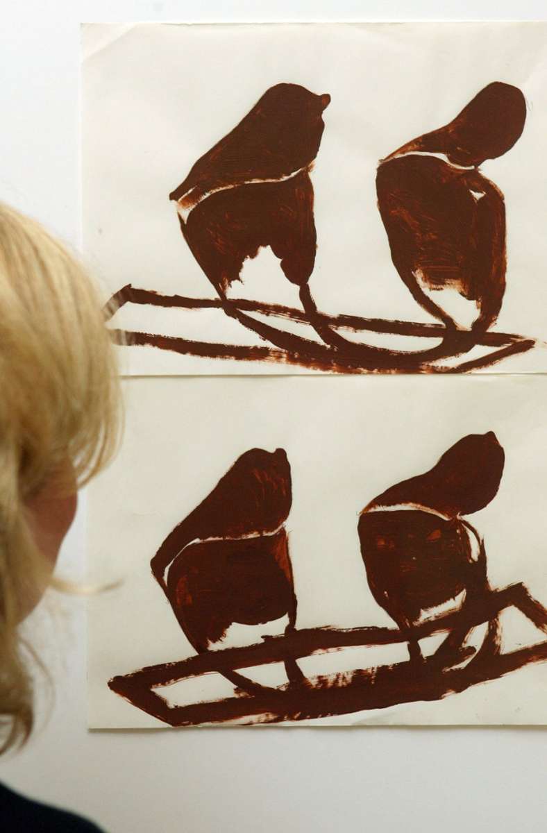 U wie Universalkünstler: Beuys war Zeichner, Bildhauer, Aktionist, Fluxus- und Performance-Künstler. Unser Foto zeigt die Zeichnung „Urschlitten mit Totengeistern“ aus dem Jahr 1966. Die breite Palette des zeichnerischen Schaffens von Joseph Beuys zeigte zum Beispiel 2007 eine Ausstellung in der Kunsthalle Karlsruhe, die das Beuys-Zitat „Ich bin interessiert an Transformation, Veränderung, Revolution“ zu ihrem Titel erhob.