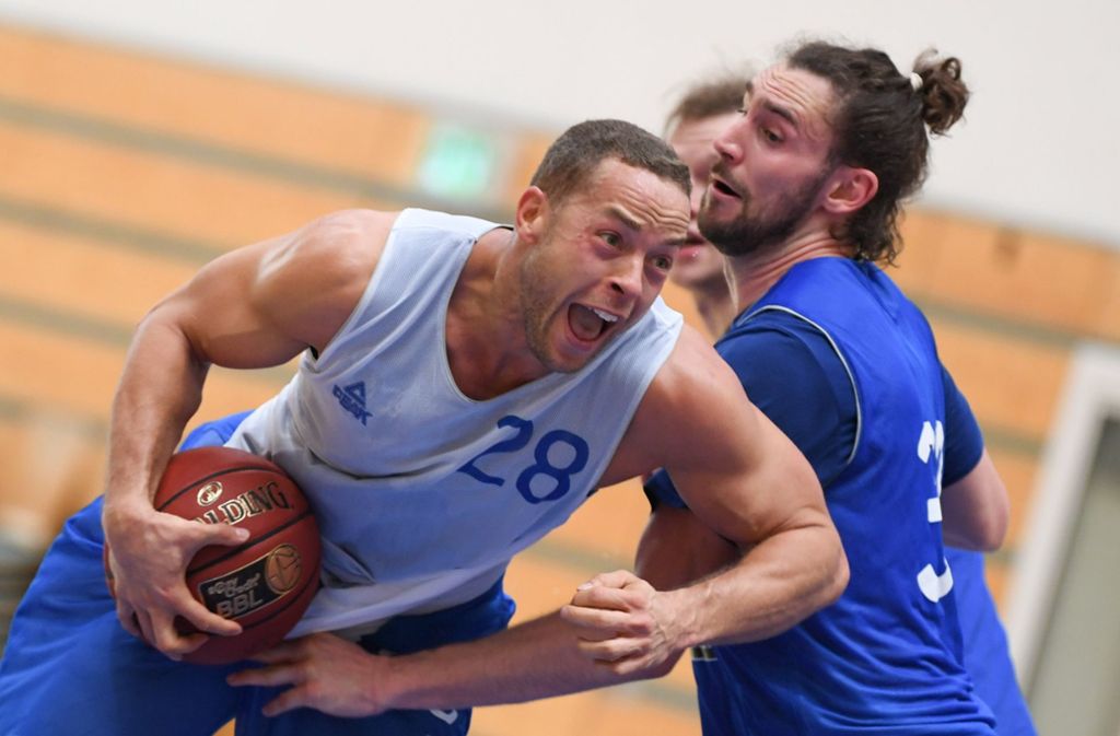Der aus der RTL-Sendung „Der Bachelor“ bekannte Andrej Mangold wird beim Training des Basketball-Bundesligisten Fraport Skyliners von Marco Völler angegriffen.