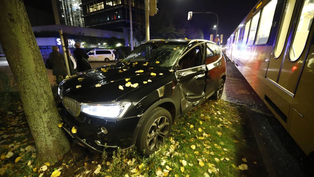 Unfall in Stuttgart-Ost: Auto rammt Stadtbahn - Frau leicht verletzt
