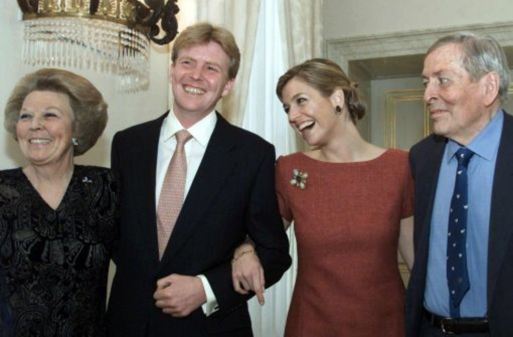 2001 geben der Kronprinz und die argentinische Investmentbankerin ihre Verlobung bekannt.