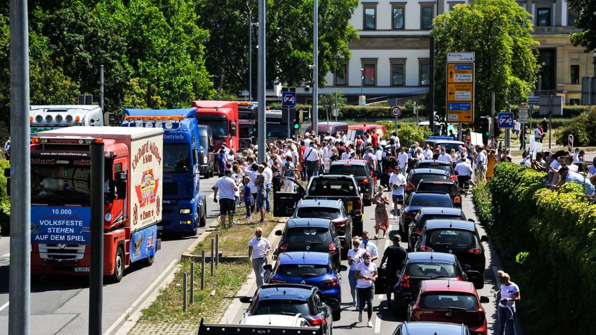 Protestfahrt gegen Corona-Verordnung: Schausteller-Demo legt Verkehr in Stuttgart komplett lahm