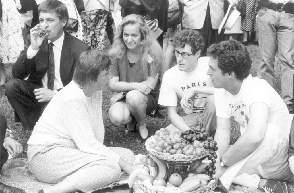Hier unterhält sich die Ministerin für Frauen und Jugend 1992 mit Studenten des Internationalen Jugendfestspieltreffens beim traditionellen Picknick im Park des Festspielhauses in Bayreuth.