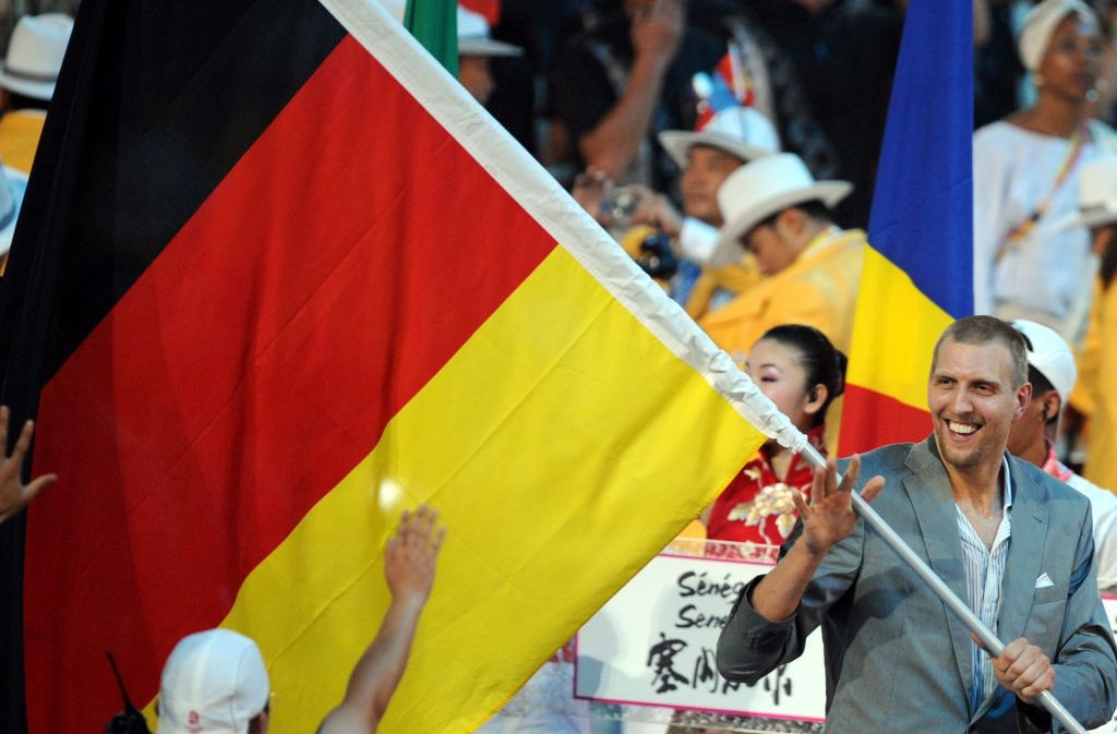 Eine Frage der nationalen Ehre: Bei den Olympischen Spielen 2008 in Peking führt der Basketballer die deutsche Mannschaft bei der Eröffnungsfeier als Fahnenträger an.