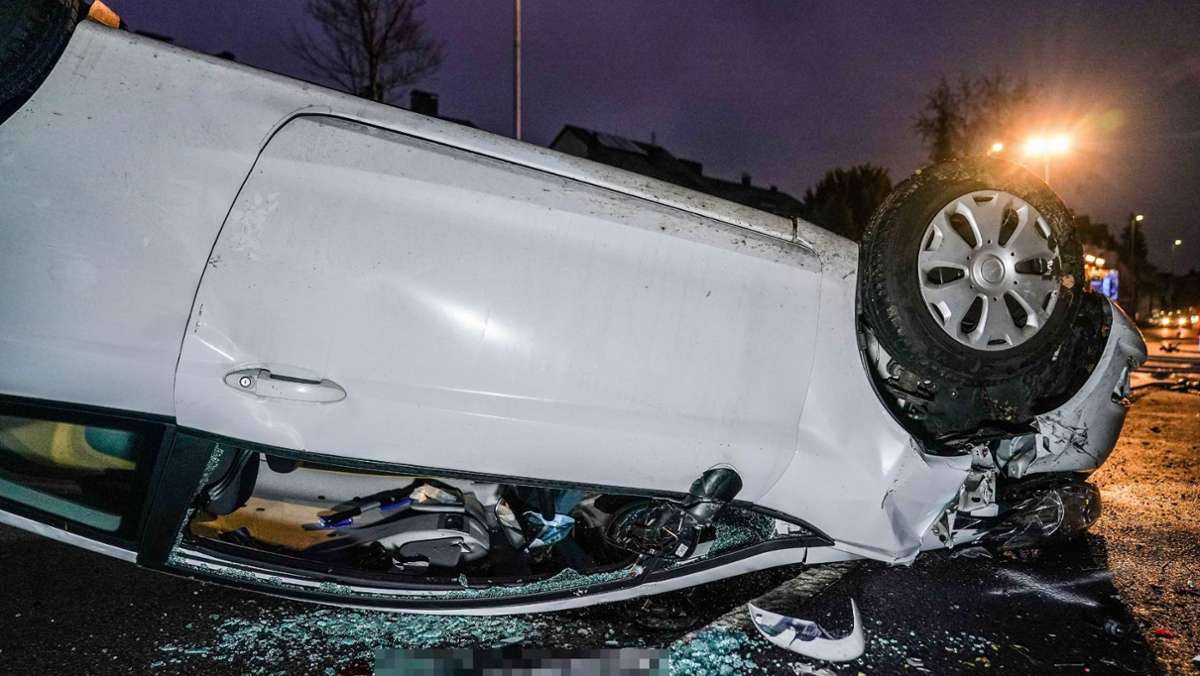  Ein 29-Jähriger hat am Montagnachmittag in Ostfildern-Ruit (Kreis Esslingen) nach einem Ausweichmanöver die Kontrolle über sein Auto verloren, prallte gegen einen Bordstein und überschlug sich. Der Schaden beträgt etwa 12 000 Euro. 