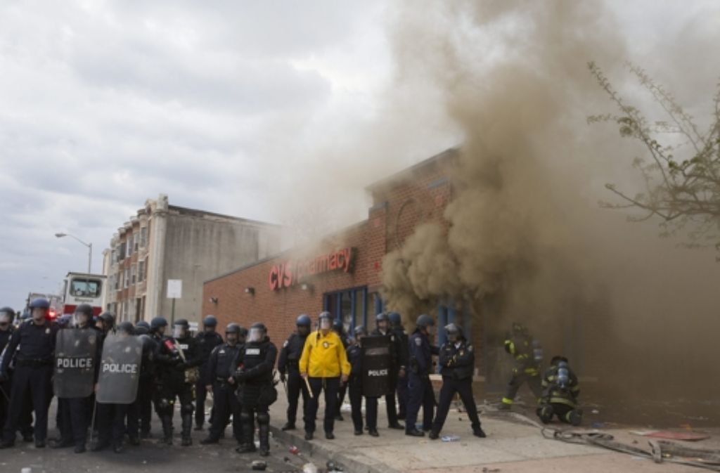 In Baltimore wurden Geschäfte geplündert und in Brand gesetzt. Es gab zahlreiche verletzte Polizisten. Augenzeugen sprachen davon, dass Teile der Stadt in „Kriegszonen“ verwandelt seien.