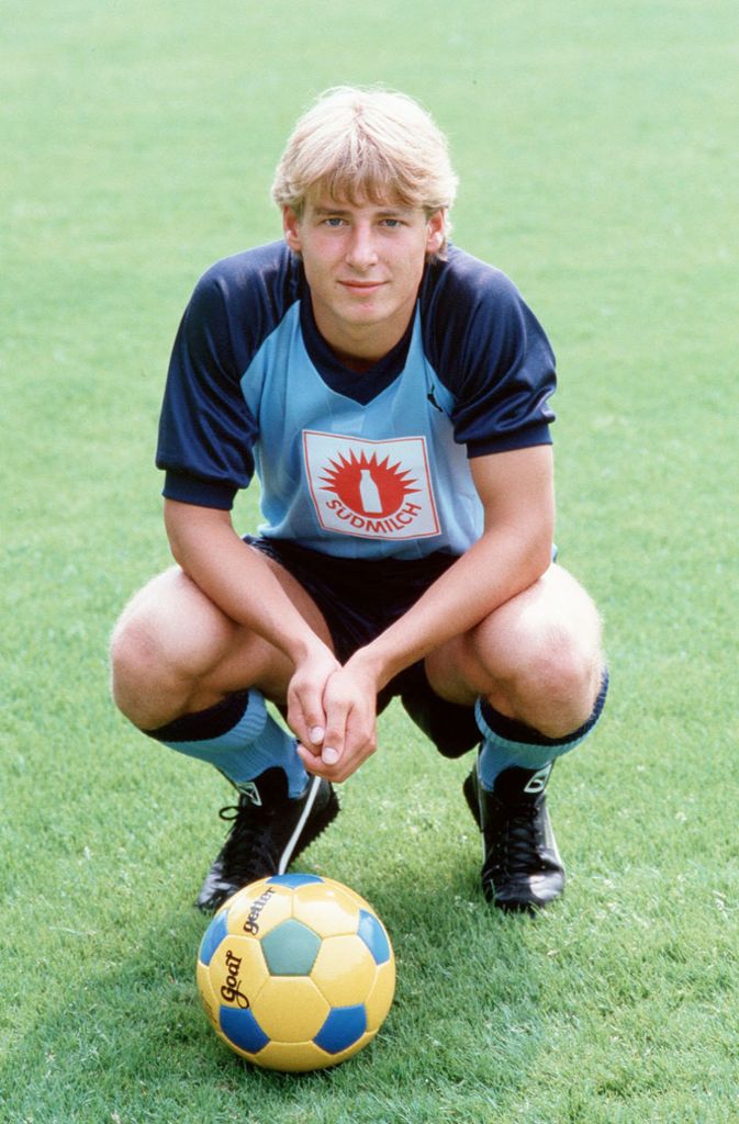 Als 14-Jähriger unterschrieb Jürgen Klinsmann seinen ersten Vertrag als Fußballer und wechselte zu den Stuttgarter Kickers, bei denen er später, in der Saison 1982/83 in der zweiten Liga spielte. In der Spielzeit darauf erzielte der pfeilschnelle Stürmer (11,0 Sekunden über 100 Meter) 19 Treffer.