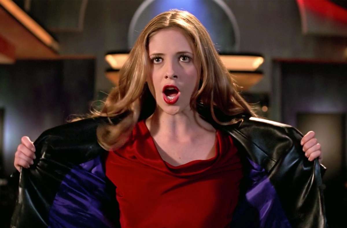 1. Buffy – Im Bann der Dämonen: „Once More, With Feeling“ Staffel 6, Episode 7 Die Bewohner von Sunnydale stehen unter einem Bann, der sie dazu zwingt, ihre Ängste, Träume und Gefühle durch Lieder auszudrücken. Manche der Einwohner tanzen so lange, bis sie verbrennen. Auch Buffy, die Vampirjägerin, fängt fast Feuer, knutscht am Ende dann aber doch mit Spike herum. Die komplette Serie ist verfügbar bei Amazon Prime.