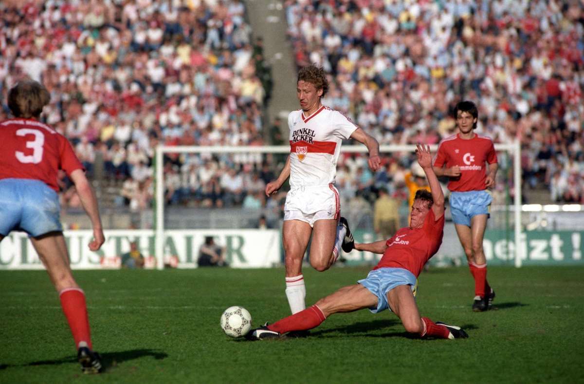 1986 schaffen es Guido Buchwald und der VfB ins Finale des DFB-Pokals. Die Schwaben verlieren das Spiel allerdings mit 2:5. Auch Buchmanns Anschlusstreffer zum 1:4 ändert daran nichts.