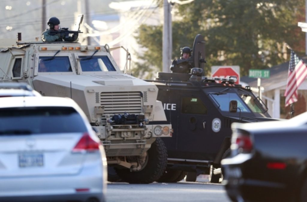 Mit gepanzerten Fahrzeugen umstellte die Polizei das Zuhause des Mannes im Ort Pennsburg, wo er sich verbarrikadiert haben sollte.