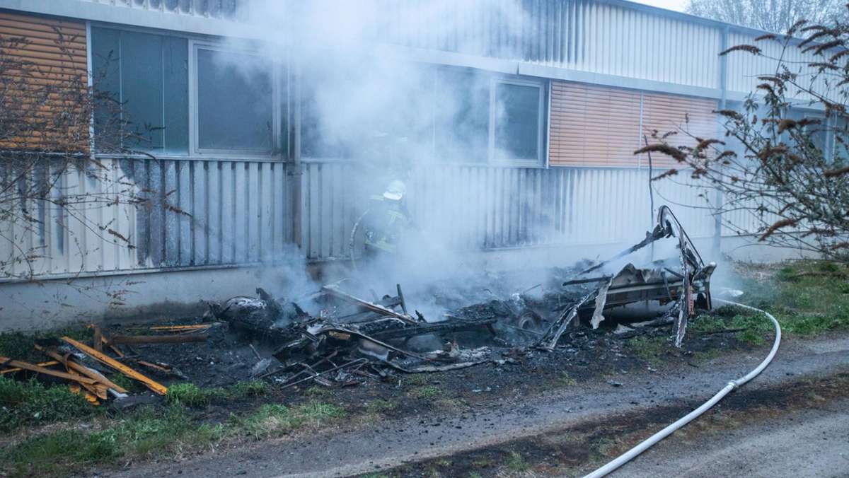 Brandstiftung in Waiblingen: Unbekannte brennen Wohnwagen nieder – Polizei sucht Zeugen
