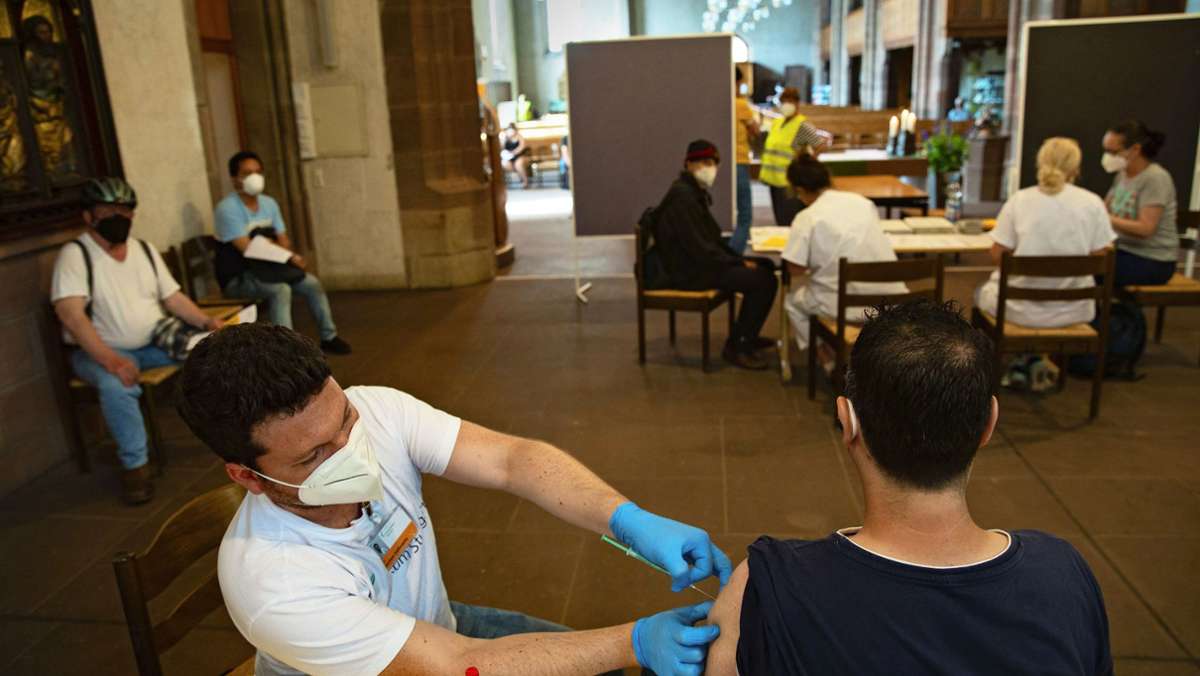 Coronavirus in Stuttgart: Gäste der Vesperkirche lassen sich  impfen