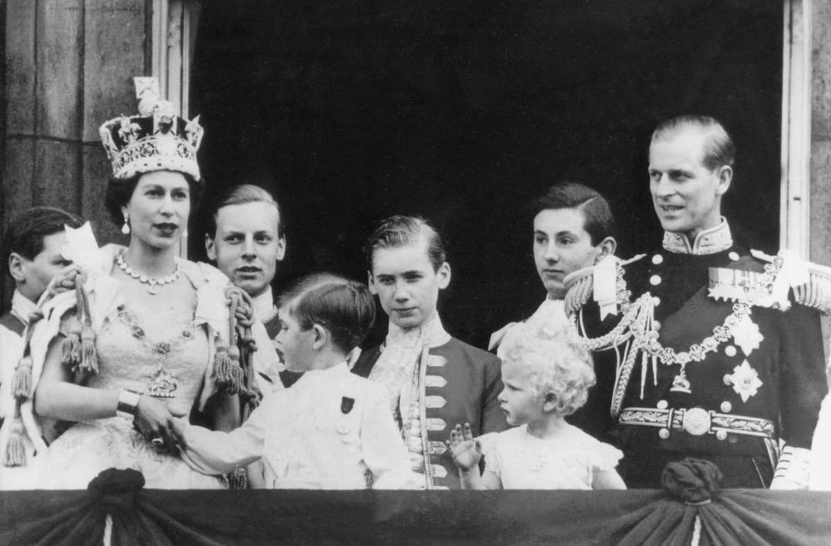 Am 2. Juni 1953 verändert sich das Leben von Prinz Philip,Herzog von Edinburgh, und seiner Familie. Seine Frau, bis dahin Prinzessin, wird zur Königin gekrönt. Auf dem Bild trägt Queen Elizabeth II die St. Edward’s-Krone auf dem Haupt. Mit dabei auf dem Balkon des Buckingham Palastes sind auch die beiden Kinder, Prinz Charles und Prinzessin Anne.