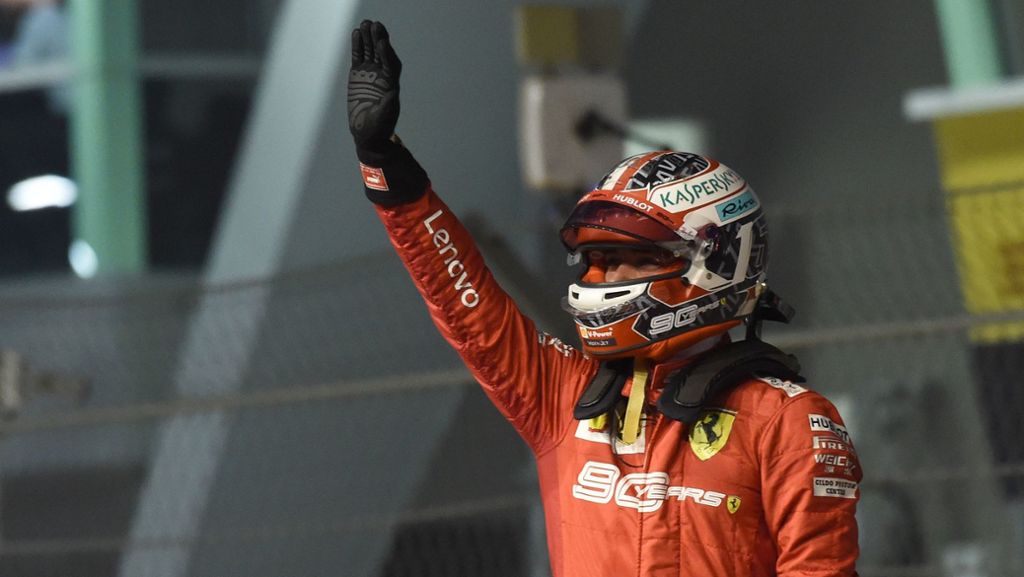  Er ist momentan einfach nicht zu stoppen: Der monegassische Ferrari-Fahrer Charles Leclerc hat sich auch in Singapur die Pole Position gesichert. Weltmeister Hamilton muss sich mit dem zweiten Startplatz begnügen. 