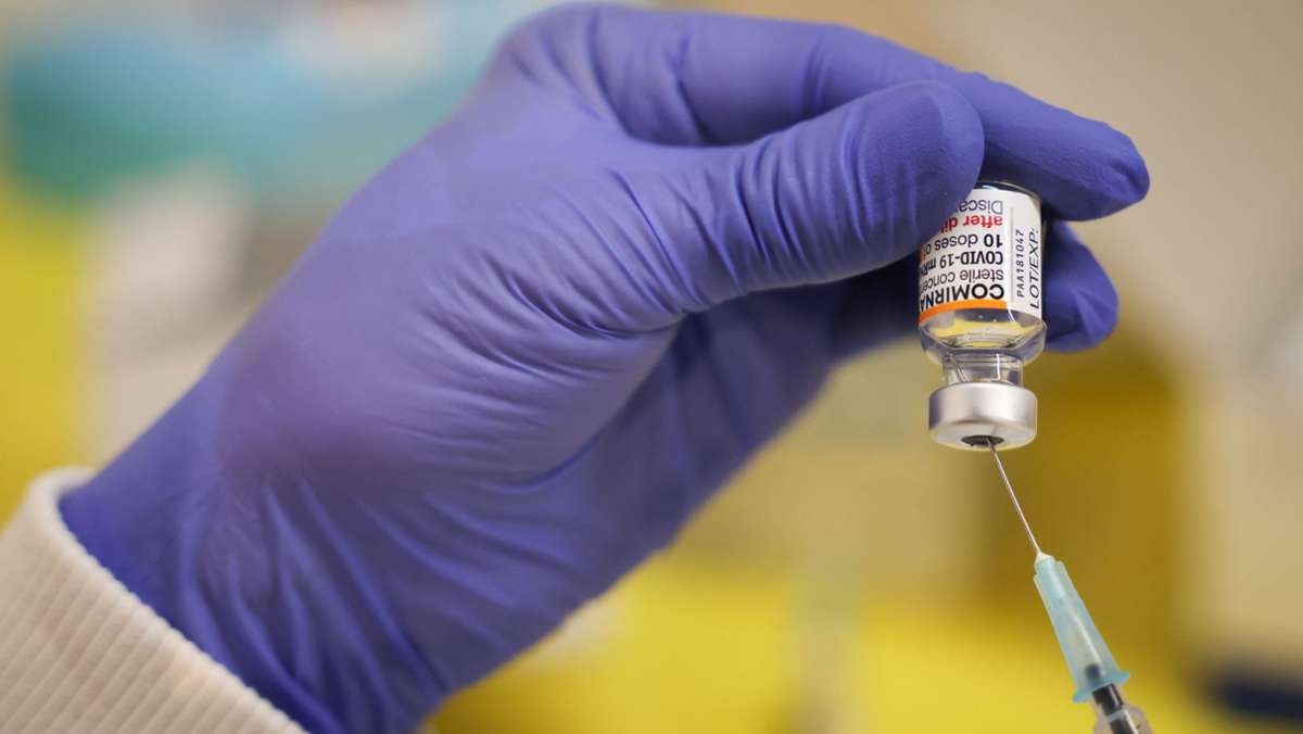  Rund 1800 Personen sind zwischen dem 4. und 6. Januar im bayerischen Ebersberg mit abgelaufenen Dosen des Biontech-Vakzins gegen das Coronavirus geimpft worden. Zwei Mitarbeiter wurden in Folge dessen entlassen. 