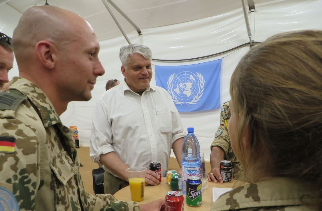 Staatssekretär Markus Grübel erkundigt sich nach den Wünschen und Sorgen der Soldatinnen und Soldaten.