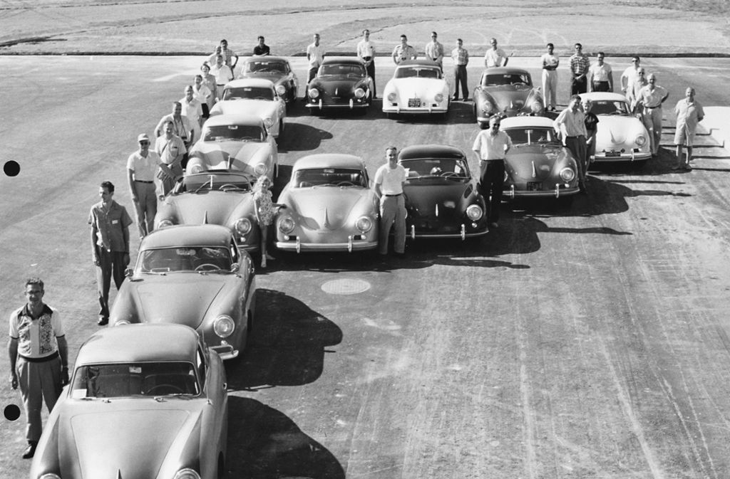 Ein Auto als Lebensgefühl: Schon bald nach dem wachsenden Erfolg des Unternehmens treffen sich Porsche-Fahrer bei gemeinsamen Ausfahrten und grüßen sich mit Lichthupe. Der erste Porsche Club wird 1952 in Westfalen gegründet.