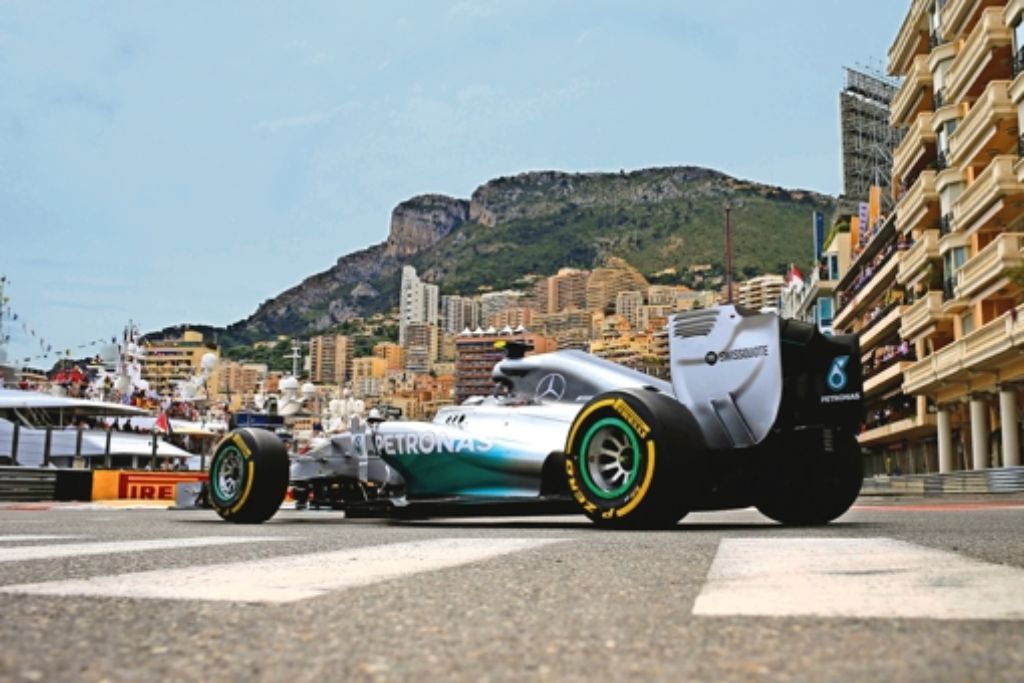 Die Skyline von Monte Carlo im Blick – und den Titel ebenfalls: Nico Rosberg übernimmt nach dem Sieg im Fürstentum wieder die Führung in der Gesamtwertung. Foto: AFP