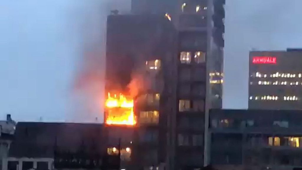 Manchester: Feuer in Hochhaus ausgebrochen