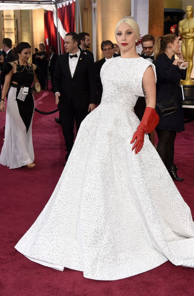 Die Sängerin Lady Gaga in einem unkonventionellen Outfit? Das gibt es nicht. Deshalb mussten zu diesem für ihre Verhältnisse schlichten Kleid 2015 auch unbedingt ein paar rote Gummihandschuhe her.