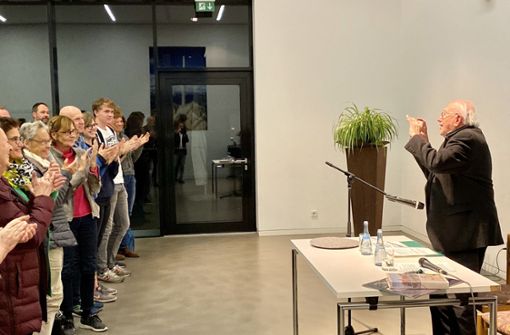 Applaus im Stehen für den 94-jährigen Auschwitz-Überlebenden Gerhard Maschkowski nach seinem Auftritt jüngst in Stuttgart-Feuerbach. Foto: Lichtgut/Leif Piechowski