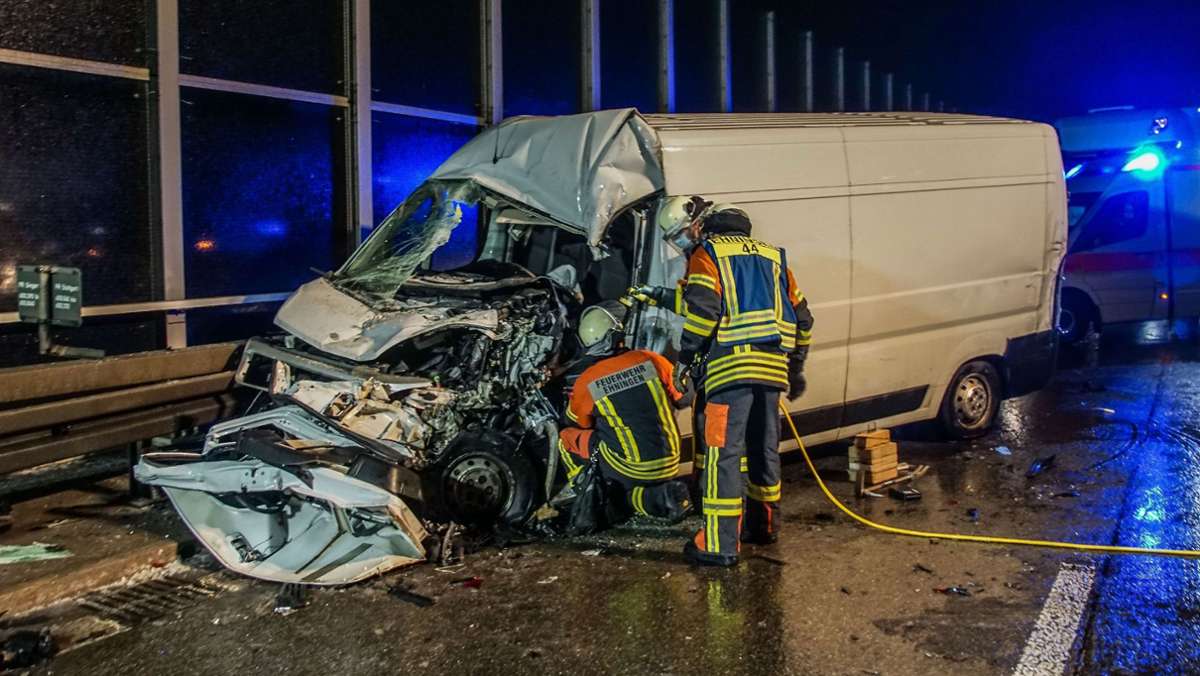 Schwerer Unfall auf A81 bei Ehningen: 25-Jährige verliert auf glatter Autobahn Kontrolle – Frau eingeklemmt