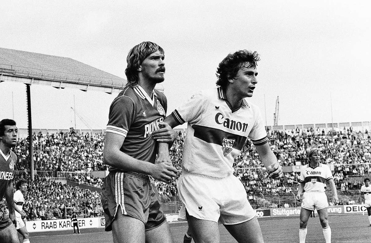Dieter Müller war überall, wo er spielte, ein gefürchteter Torjäger. Auch 1981/82 im Trikot des VfB (links Kölns Paul Steiner)