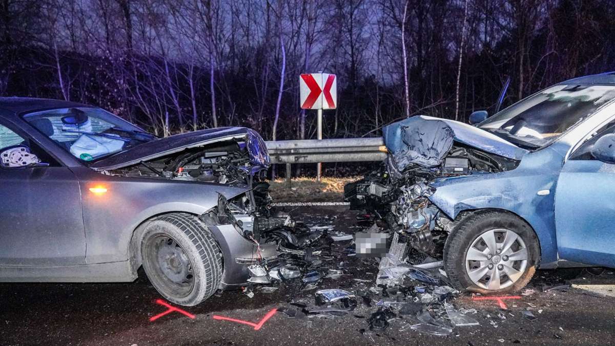 Frontalcrash bei Reichenbach: Kleinwagen gerät in Gegenverkehr – drei Leichtverletzte