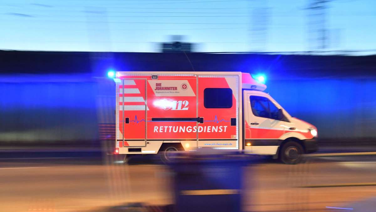 Unfall in Stuttgart-Vaihingen: Nach Unfall ins Wanken geraten – Schild stützt Rettungswagen