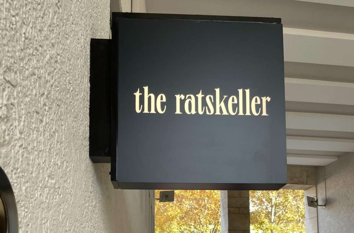 Die Schilder hängen nun: Der Ratskeller heißt künftig  „the ratskeller“. Foto:  
