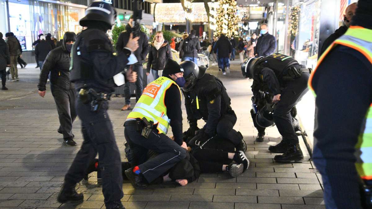  In Mannheim sind Polizistinnen und Polizisten bei nicht angemeldeten Protesten gegen die Coronaregeln angegriffen und verletzt worden. 