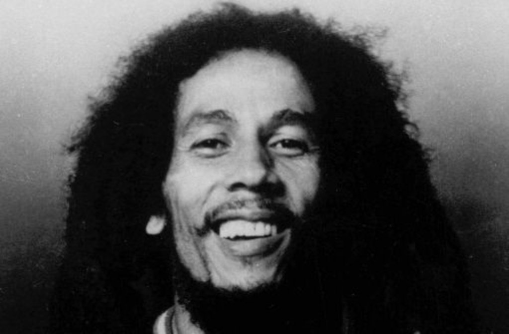 Bob Marleys Botschaft polarisiert: 1976 überleben er, seine Frau und sein Manager verletzt einen Mordanschlag in Jamaika. Der Hintergrund wird nie aufgeklärt.