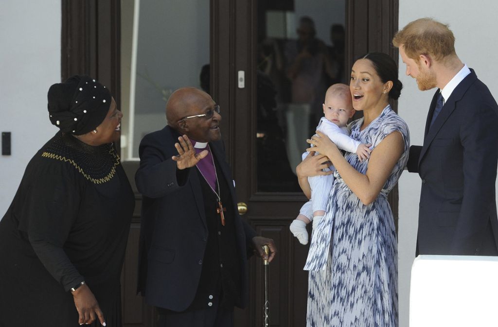 Stippvisite der Herzogenfamilie bei Erzbischof Desmond Tutu und seiner Frau Leah in Kapstadt vergangenen Mittwoch. Es gab sogar ein Küsschen vom Erzbischof für den kleinen Archie.
