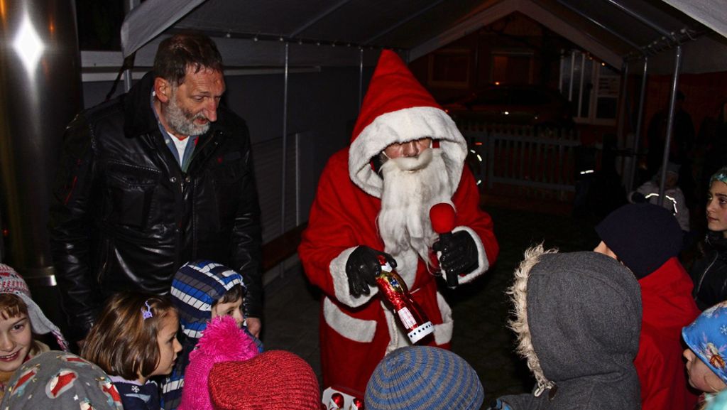 Adventsfeier in Stuttgart Kaltental: Weihnachtsmann beschenkt Kinder