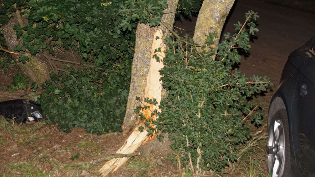Unfall bei Denkendorf: Auto fährt im Körschtal gegen einen Baum