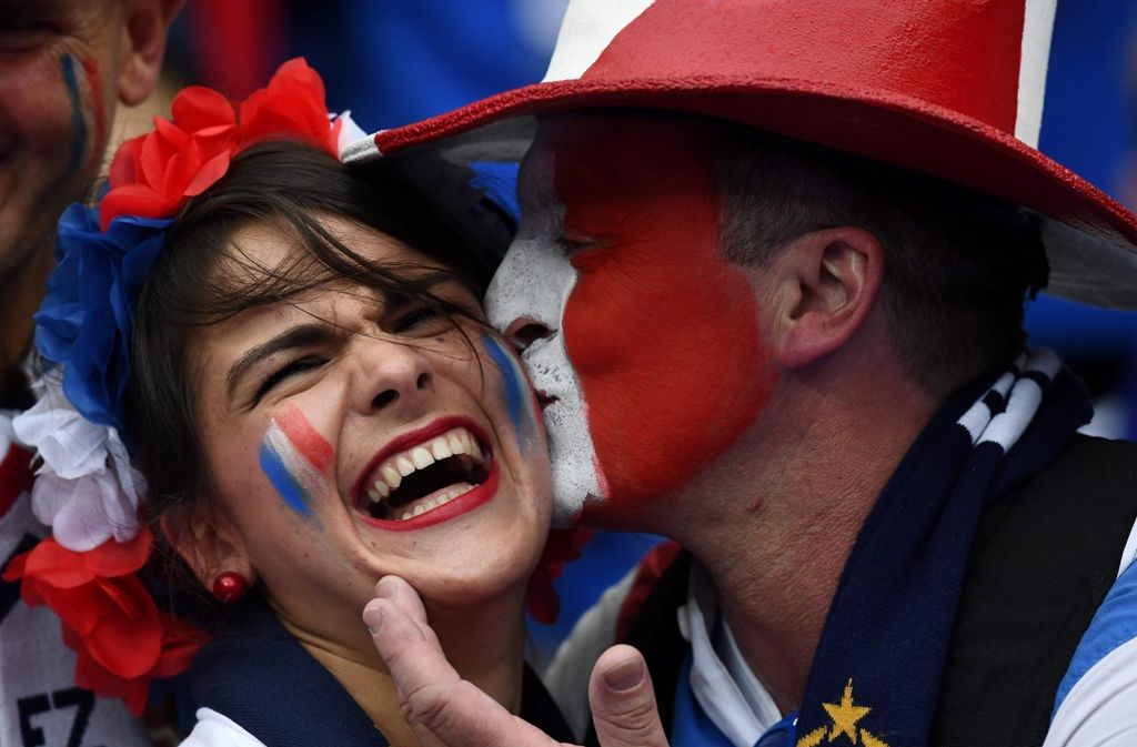 Küsschen auf die Backe: Diese französischen Fans verstehen sich gut.