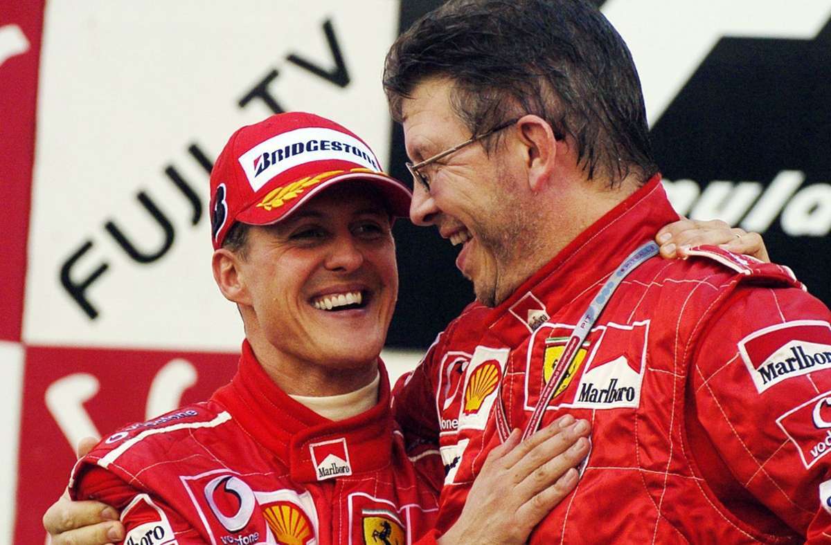 Michael Schumacher: Nachdem der Kerpener (li./mit Ross Brawn) im Benetton 1994 und 1995 Weltmeister geworden war, suchte er bei Ferrari eine neue Herausforderung – die er glänzend bestand. Seine fünf WM-Titel mit der Scuderia von 2000 bis 2004 sind Motorsport-Geschichte, und als „Schumi“ 2006 (er war in dieser Saison Vizeweltmeister geworden) Ferrari und die Formel 1 verlies, glaubte kaum jemand an ein Comeback. Doch der damalige Mercedes-Motorsportchef Norbert Haug konnte den einstigen Mercedes-Junior überzeugen, 2010 für das neu gegründete Mercedes-Werkteam ins Cockpit zu steigen. Teil zwei seiner Karriere war weniger glanzvoll: Im nicht immer konkurrenzfähigen Silberpfeil fuhr der damals 43-Jährige 2012 nur einmal als Dritter aufs Podium.
