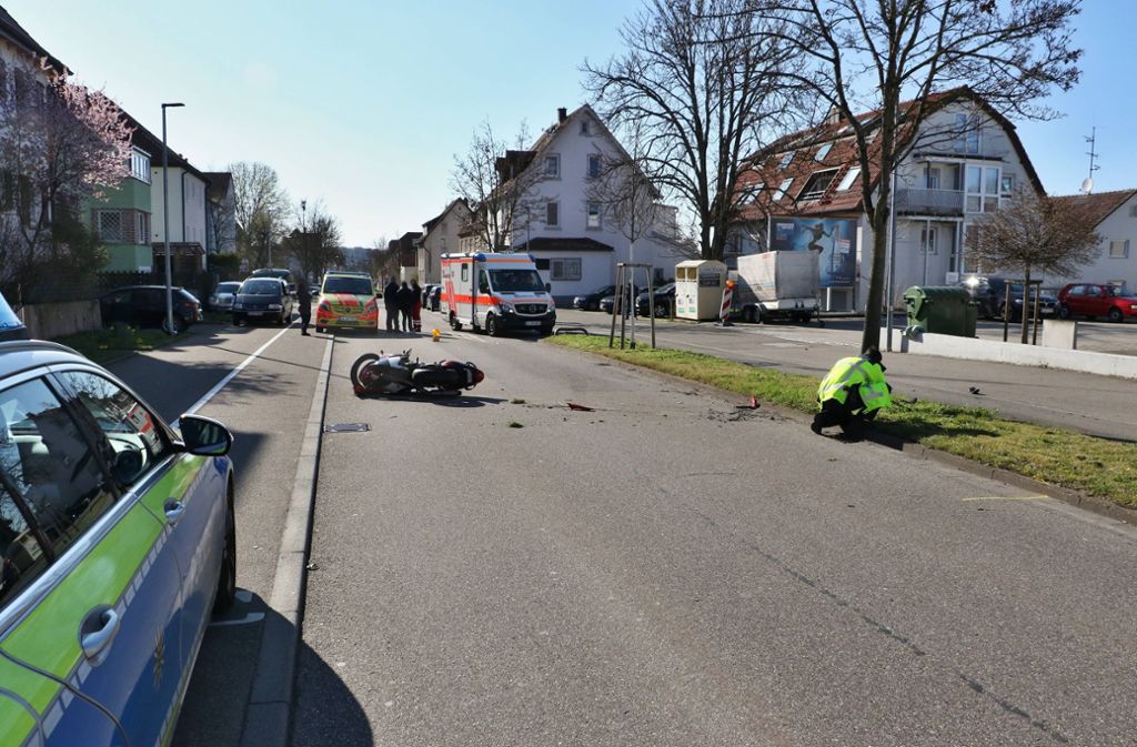 Der 21 Jahre alte Motorradfahrer kam aus bisher ungeklärten Umständen von der Straße ab.