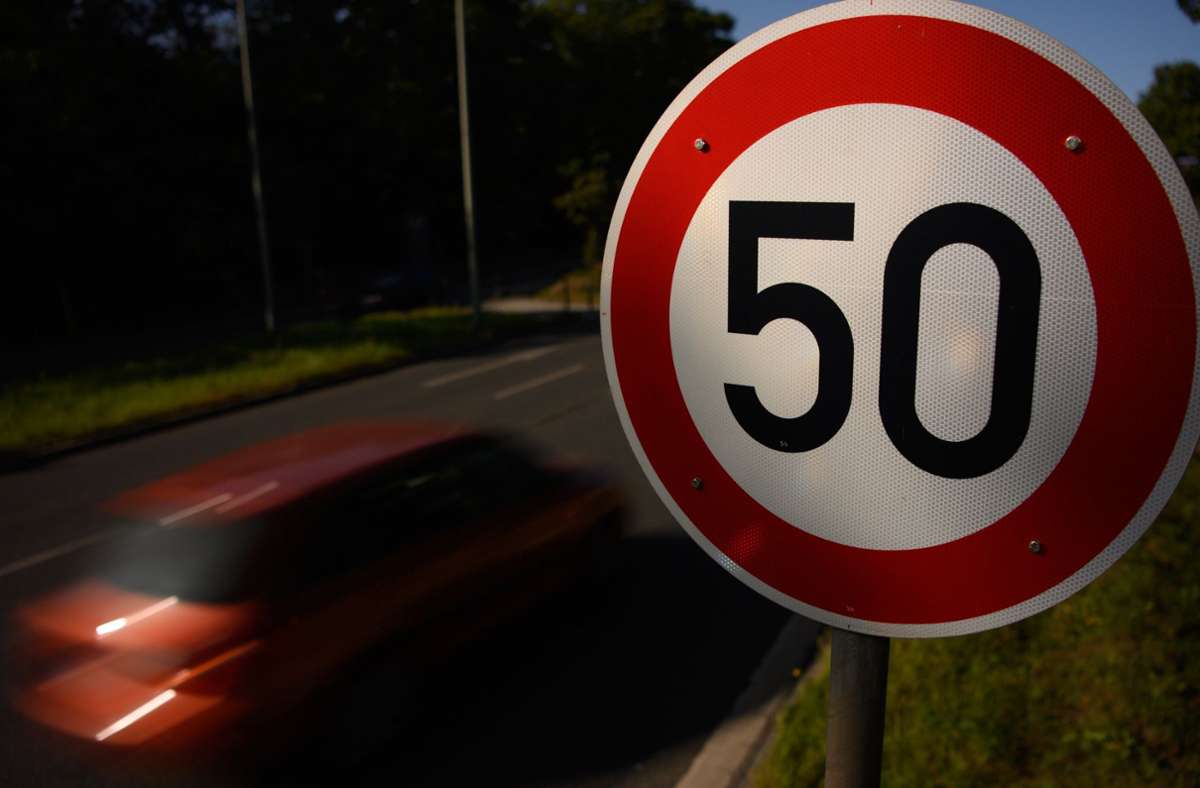 Mit 140 statt der maximal erlaubten 50 Stundenkilometer ist ein 19-Jähriger durch Sinsheim gerast. (Symbolfoto) Foto: dpa/Robert Michael