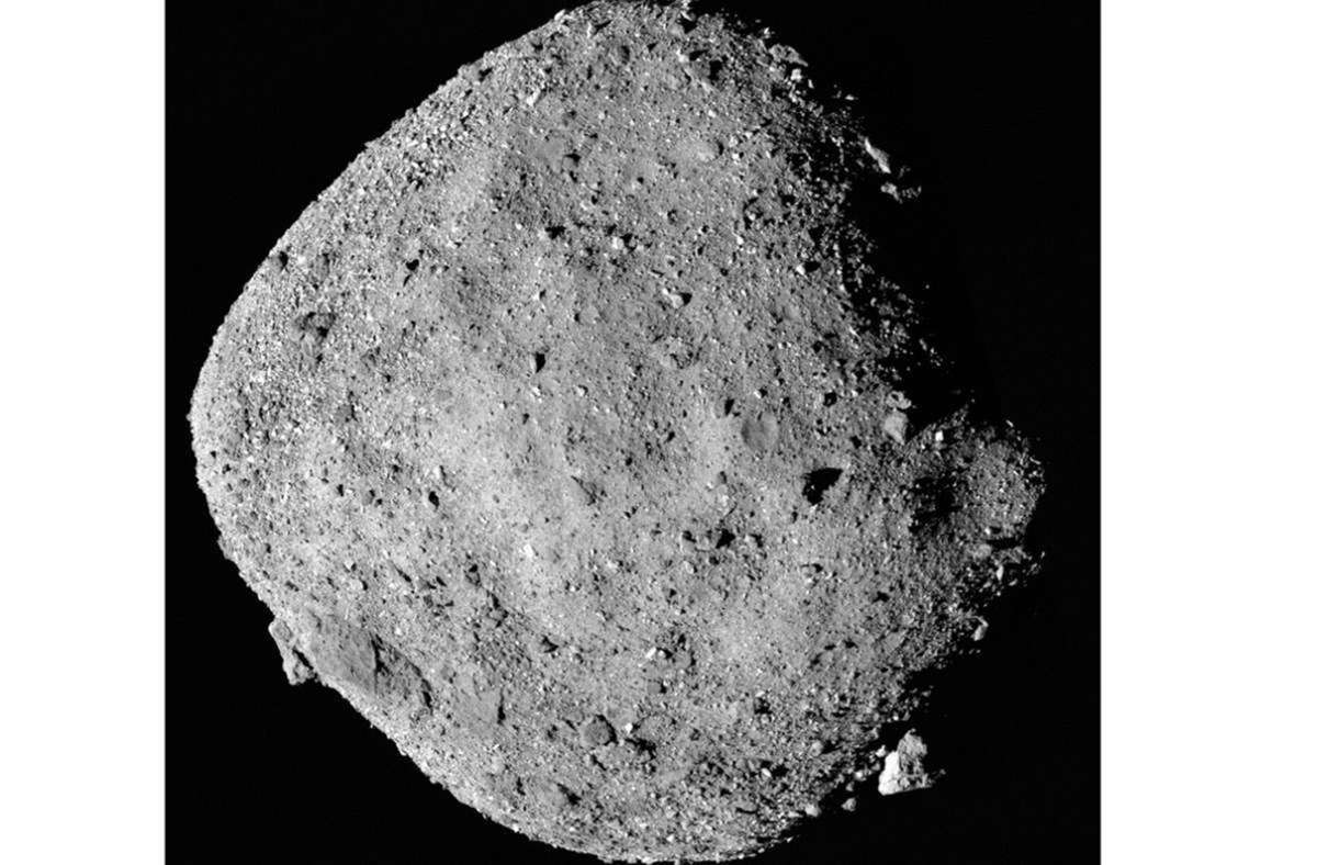 Der tiefschwarze Bennu, benannt nach einer antiken ägyptischen Gottheit, hat einen Durchmesser von rund 550 Metern und könnte der Erde in gut 150 Jahren recht nahe kommen. Auch wenn das Einschlagrisiko sehr gering ist, zählt die Nasa Bennu zu den gefährlichsten derzeit bekannten Asteroiden.
