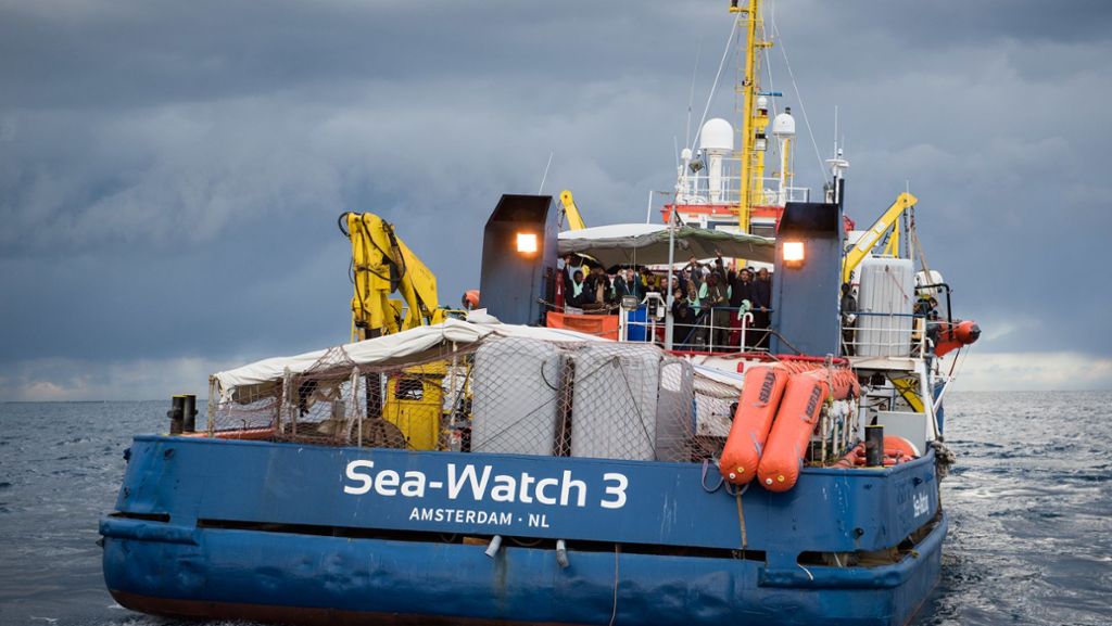  Die deutsche Hilfsorganisation Sea-Watch will trotz eines Verbots mit ihrem Rettungsschiff in italienische Gewässer fahren und damit eine Geldstrafe riskieren. 