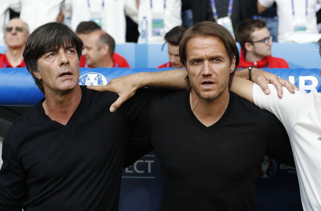 Von Rücktritt ist nach dem Erfolg von 2014 bei Löw keine Rede, er macht weiter und sitzt 2016 bei der EM in Frankreich auf der Bank. Sein Co-Trainer ist der ehemalige VfB-Coach Thomas Schneider (rechts).