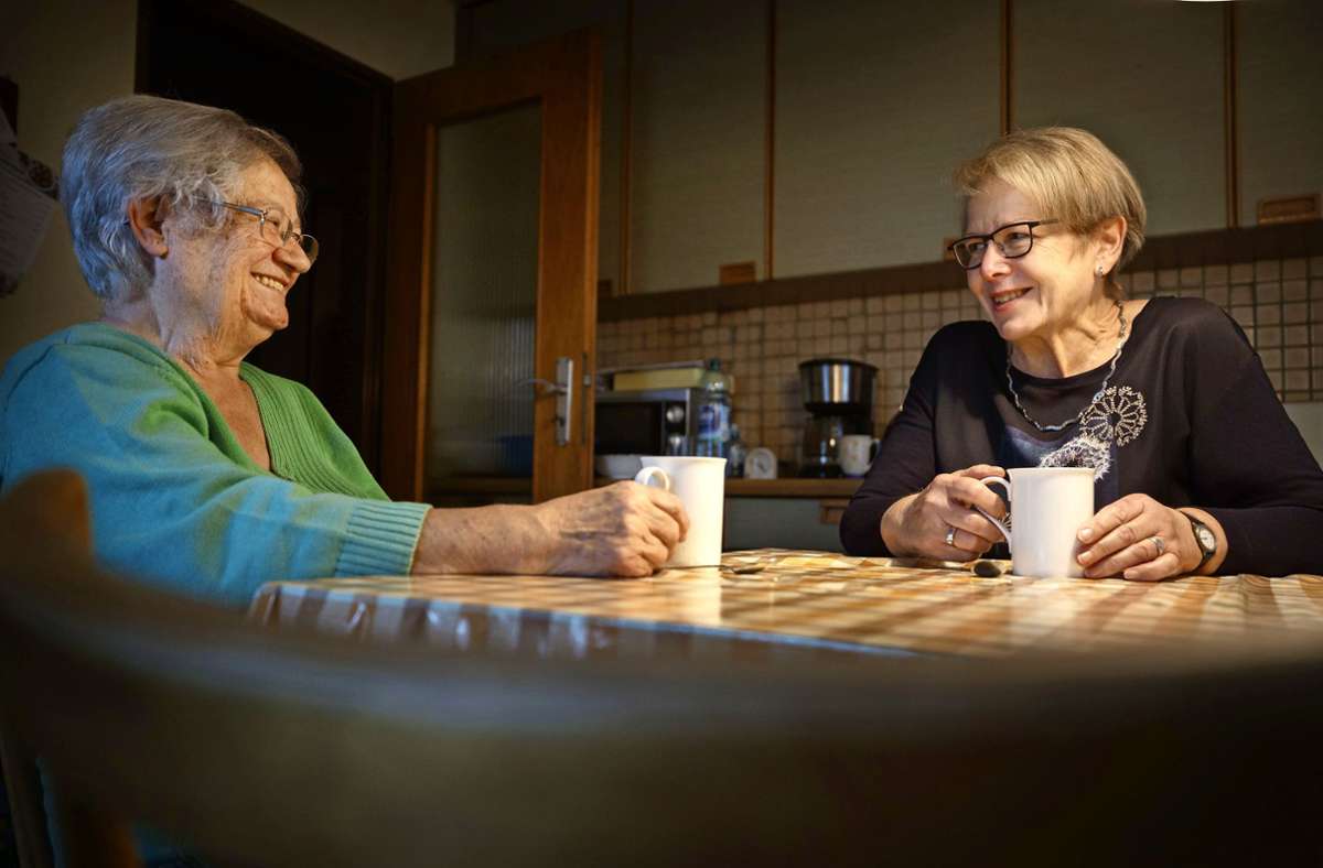 Der  Kaffeeklatsch am Küchentisch gehört dazu: Maria Stocker (links) mit ihrer  Nachbarschaftshelferin Edeltraud König. Foto: Gottfried Stoppel