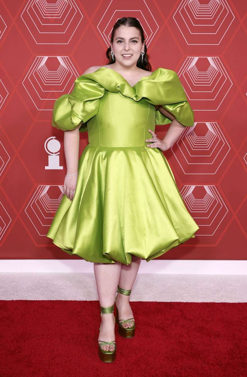 Das wohl extravaganteste Kleid des Abends trägt Filmschauspielerin Beanie Feldstein.