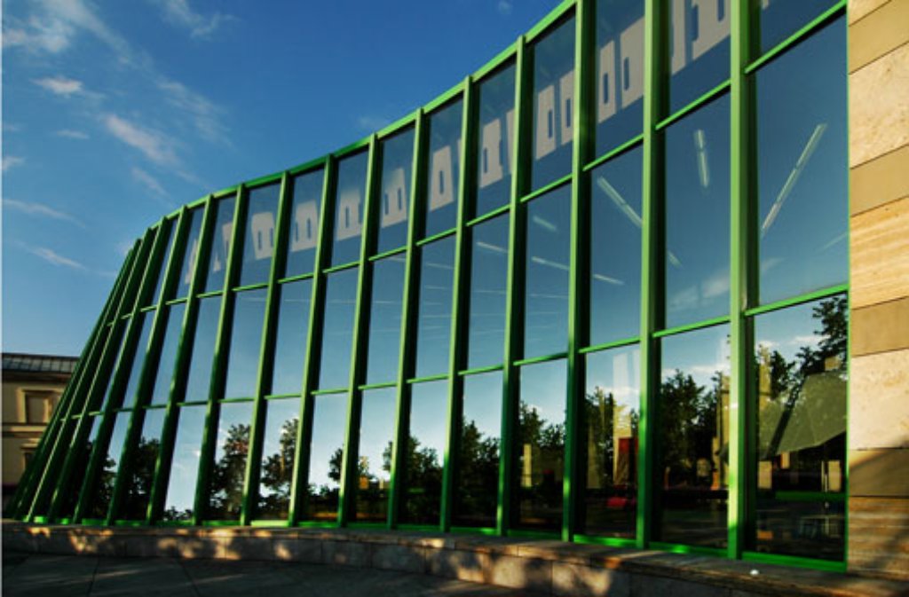 Die geschwungene Glasfassade mit den grünen Verstrebungen ist ihr Markenzeichen: Die Neue Staatsgalerie in Stuttgart. Foto: Leserfotografin anne