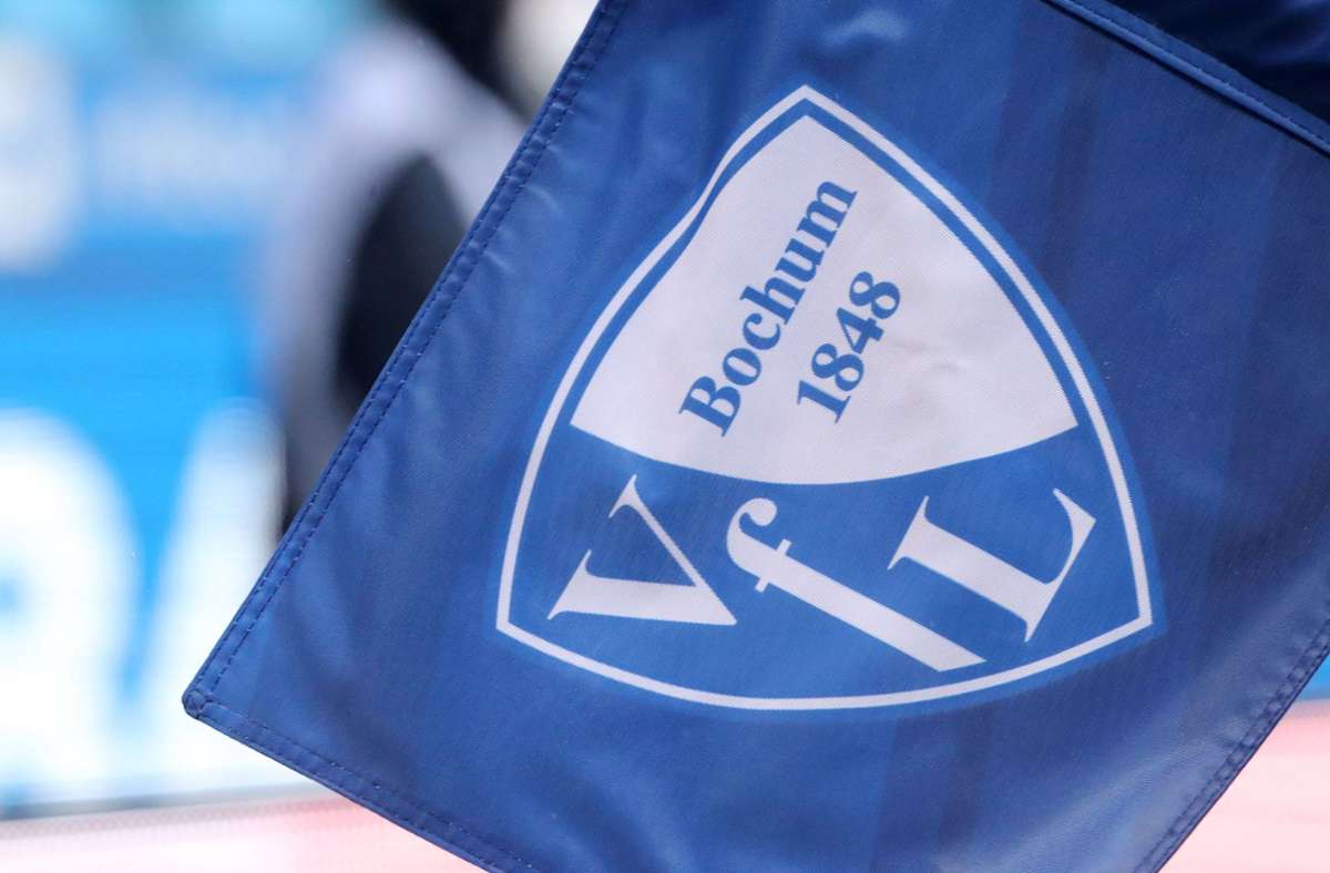 Bochumer Fans hatten einen Tag vor dem Spiel die Zufahrtsstraßen zum Stadion mit hunderten blau-weißen Dreiecksfähnchen beflaggt. Foto: imago images/Picture Point/Sven Sonntag via www.imago-images.de