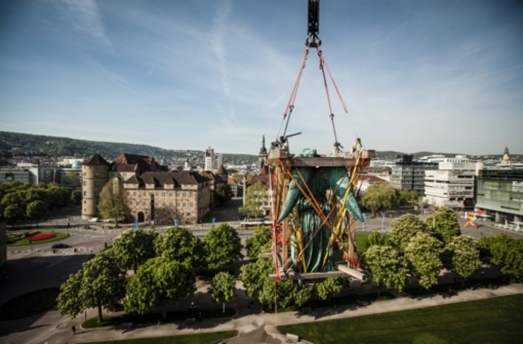 29. April:  Nach fast einem Jahr Sanierungspause thront Stuttgarts Göttin Concordia wieder auf der Jubiläumssäule über dem Schlossplatz. Ein Kran hebt die drei Tonnen schwere Statue zurück auf die Säule. Hier geht es zum Artikel von damals.