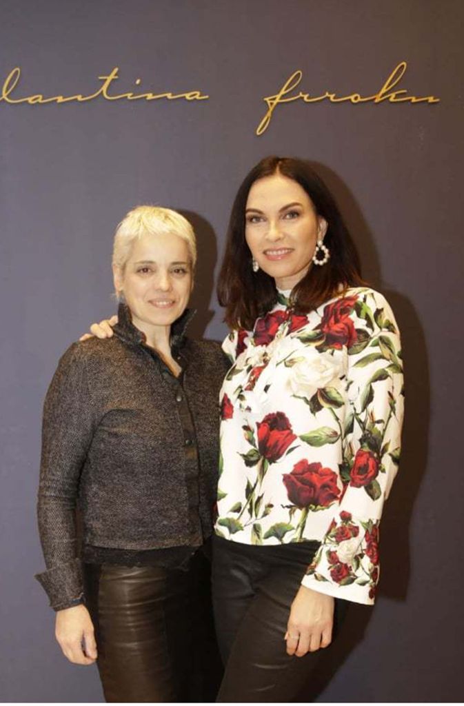DJane Alegra Cole (rechts) in einer Bluse von Designerin Eglantina Frroku.